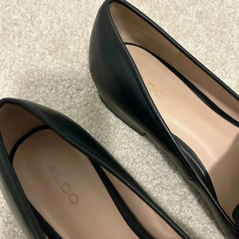 Elegant Black Loafers with Gold Accent - Picture 12 of 12